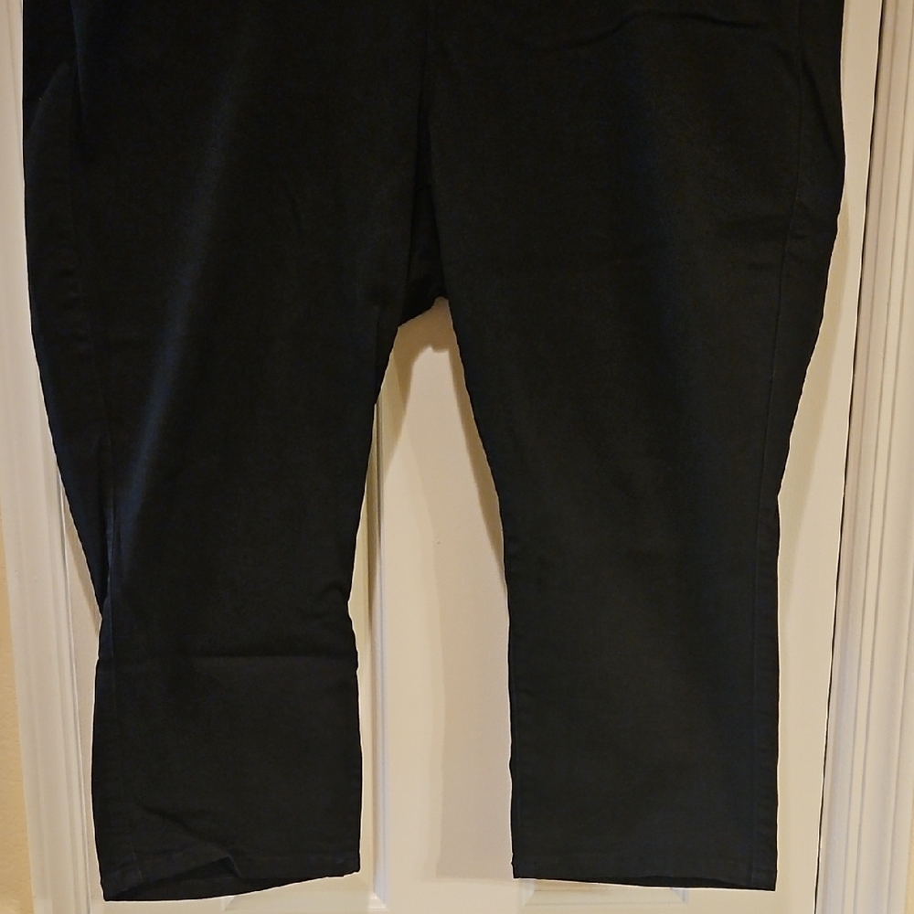 Torrid Black Ankle Cropped Jeans with Straight-Leg Design - Picture 2 of 12
